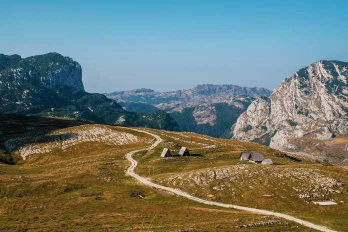 Panoramski pogled na Durmitorski prsten i planinske pejzaže Nacionalnog parka Durmitor